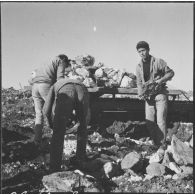Chantiers de la Défense et Restauration des sols (DRS). Evacuation des pierres avec les divers moyens modernes employés.