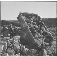 Chantiers de la Défense et Restauration des sols (DRS). Evacuation des pierres avec les divers moyens modernes employés.