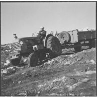 Chantiers de la Défense et Restauration des sols (DRS). Evacuation des pierres avec les divers moyens modernes employés.
