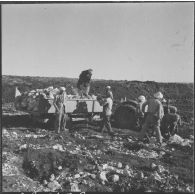 Chantiers de la Défense et Restauration des sols (DRS). Evacuation des pierres avec les divers moyens modernes employés.