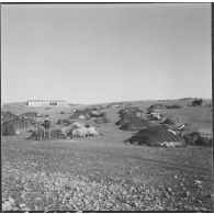 Chantiers de la Défense et Restauration des sols (DRS). Les tentes des nomades manoeuvres travaillant sur les chantiers.
