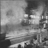 La Socoman (société commerciale et minière pour l'Afrique du Nord). Fabrication d'un poteau sous tension.