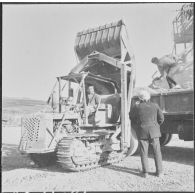 La Socoman (société commerciale et minière pour l'Afrique du Nord). Chargement d'un camion.