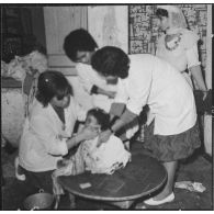 Lavage des enfants par les équipes médico-sociales itinérantes (EMSI).