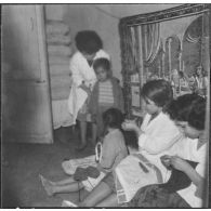 Lavage des enfants par les équipes médico-sociales itinérantes (EMSI).