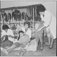 Lavage des enfants par les équipes médico-sociales itinérantes (EMSI).