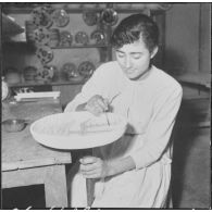 Rio Salado. Atelier de céramique. Une élève décorant un plat.