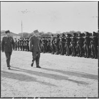 Garde du drapeau du 67e régiment d'infanterie de marine (RIMa) au CITO. Le général Paruit, le lieutenant-colonel Grihet et le commandant passent les troupes en revue.
