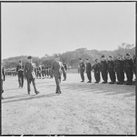 Garde du drapeau du 67e régiment d'infanterie de marine (RIMa) au CITO. Le général Paruit, le lieutenant-colonel Grihet et le commandant passent les troupes en revue.
