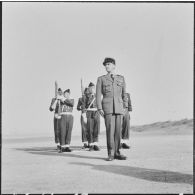 Garde du drapeau du 67e régiment d'infanterie de marine (RIMa) au CITO. Le lieutenant-colonel Grihet.