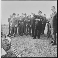 La Reghaïa. Les journalistes écoutent les autorités militaires et regardent la vue.