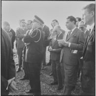 La Reghaïa. Les journalistes écoutent les autorités militaires et regardent la vue.