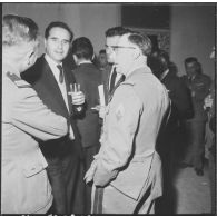 La Reghaïa. Le général Ailleret à la réception des journalistes.