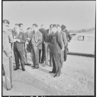 La Reghaïa. Les journalistes et les autorités militaires discutent sur un parking.