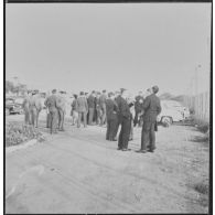 La Reghaïa. Les journalistes et les autorités militaires discutent sur un parking.