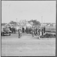 La Reghaïa. Les journalistes et les autorités militaires discutent sur un parking.