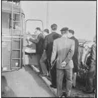 La Reghaïa. Les journalistes montent à bord d'un véhicule.