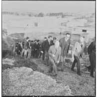 La Reghaïa. Les journalistes avancent à pied sur une colline.