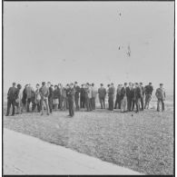 La Reghaïa. Les journalistes écoutent les autorités militaires et regardent la vue.