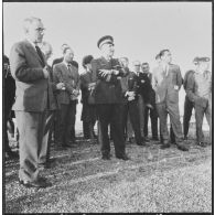 La Reghaïa. Les journalistes écoutent les autorités militaires et regardent la vue.