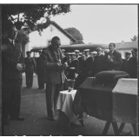 Alger. Hôpital Maillot. L'aumônier militaire se recueille devant le corps du défunt.