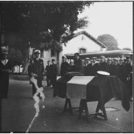 Alger. Hôpital Maillot. Le capitaine de vaisseau Pacaud prononce une courte allocution et fait l'éloge funèbre du défunt.