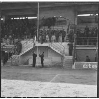 Finale de la coupe de football du CAA (corps d'armée d'Alger). Lever des couleurs devant les autorités.