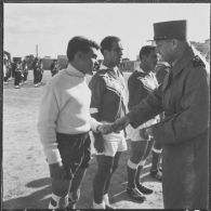Finale de la coupe de football du CAA (corps d'armée d'Alger). Une autorité militaire salue un joueur.