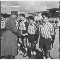 Finale de la coupe de football du CAA (corps d'armée d'Alger). Une autorité militaire salue un joueur.