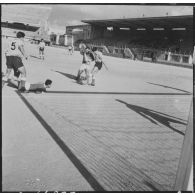 Finale de la coupe de football du CAA (corps d'armée d'Alger). Les joueurs pendant le match.