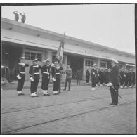 Alger. L'amiral Barthélémy salue l'étendard de la Marine Nationale pendant l'exécution de la Marseillaise.