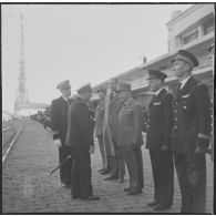 Alger. Les officiers représentant les trois armes et le corps diplomatique sont présentés à l'amiral Barthélémy.