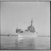 Alger. Arrivée de l'amiral Barthélémy. Le croiseur De Grasse (C610) entre au port.