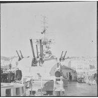 Alger. Arrivée de l'amiral Barthélémy. Le croiseur De Grasse (C610) vu du pont.
