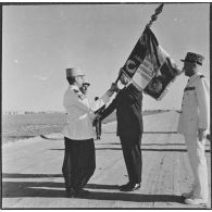 Ouargla. Pierre Messmer participe à l'échange d'étendard entre les compagnies méharistes de Mariksène et de Tinghert.