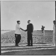 Ouargla. Pierre Messmer salue une autorité militaire.