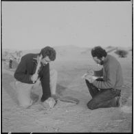 Recherche archéologie pétrolifère dans le désert algérien.