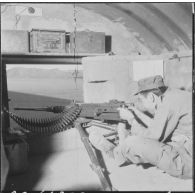 Frontière algéro-marocaine. Armement de protection du poste maréchal Leclerc : mitrailleuse 12 mm/7.