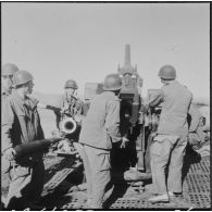 Frontière algéro-marocaine. Armement de protection du poste maréchal Leclerc : canon anti-aérien.