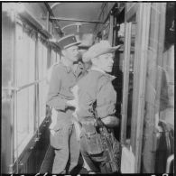 Frontière algéro-marocaine. Poste maréchal Leclerc. Contrôle de police s'effectuant à chaque passage de train.