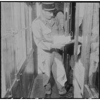 Frontière algéro-marocaine. Poste maréchal Leclerc. Contrôle de police s'effectuant à chaque passage de train.