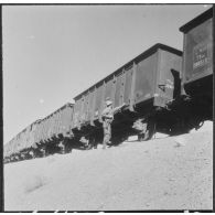 Frontière algéro-marocaine. Poste maréchal Leclerc. Contrôle de police s'effectuant à chaque passage de train.
