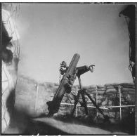 Frontière algéro-marocaine. Armement de protection du poste maréchal Leclerc : bazooka.