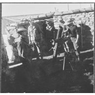 Frontière algéro-marocaine. Armement de protection du poste maréchal Leclerc : bazooka.