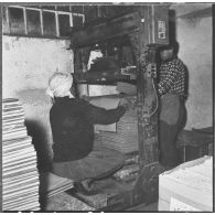 Aïn el Hadjar. Fabrique de papier. Cerclage des ballots.