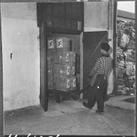 Aïn el Hadjar. Fabrique de papier. Le papier est amené à l'entrepôt.