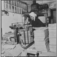 Aïn el Hadjar. Fabrique de papier. Cerclage des ballots.