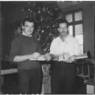 Alger. Arbre de Noël à l'hôpital Maillot. Deux malades en voie de guérison devant l'arbre de Noël de la chambre.