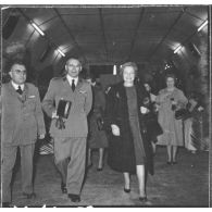 Alger. Arbre de Noël à l'hôpital Maillot. Arrivée de madame Ailleret en compagnie du médecin colonel Siffre.