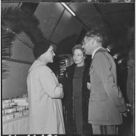 Alger. Arbre de Noël à l'hôpital Maillot. Madame Ailleret s'entretient avec le médecin colonel Siffre.